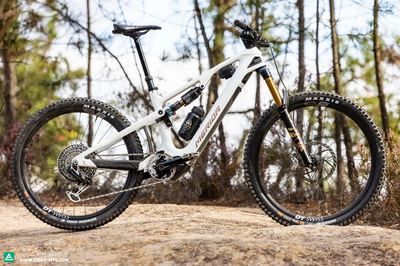 Merida eONE-SIXTY CF testată și lăudată de E-Mountainbike!